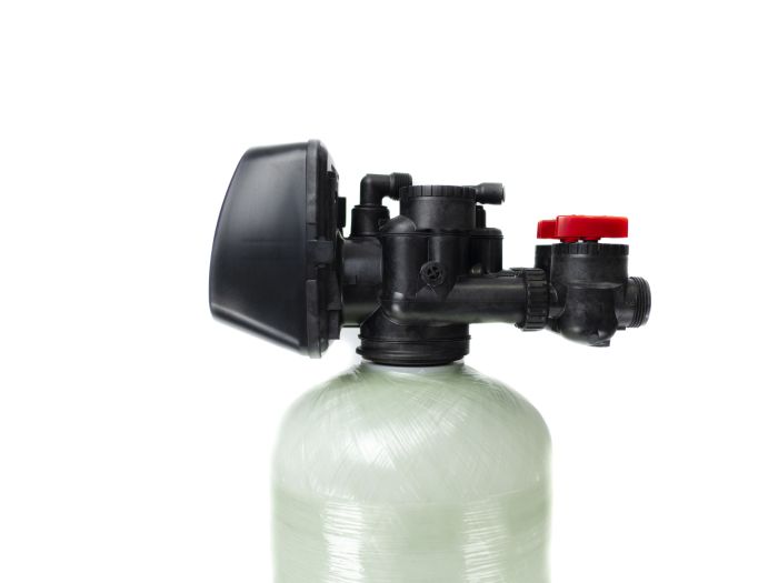 Acest sistem elimină eficient fierul, manganul și duritatea apei, oferind un debit nominal de 1,5 - 2 mc/h